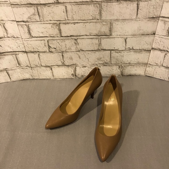 Michael Kors ‘Dorothy’ Nude Pumps 8.5 gold accent - Picture 7 of 8